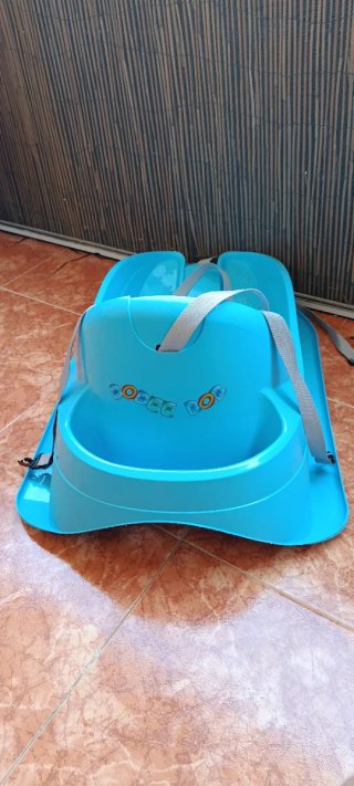 Trineo azul para niño pequeño