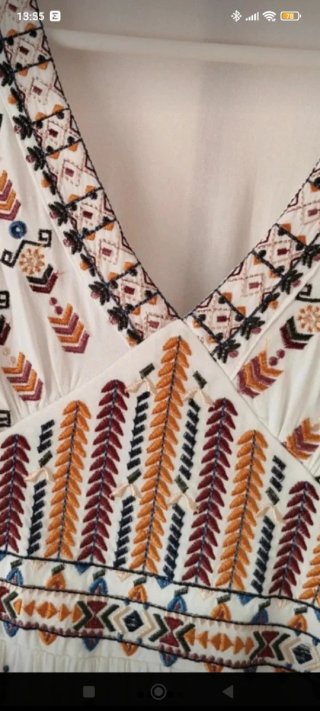 Vestido blanco con bordado multicolor