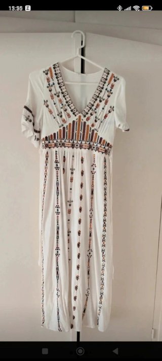 Vestido blanco con bordado multicolor