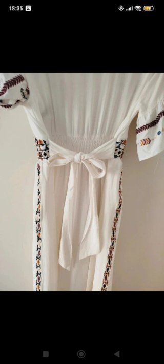 Vestido blanco con bordado multicolor