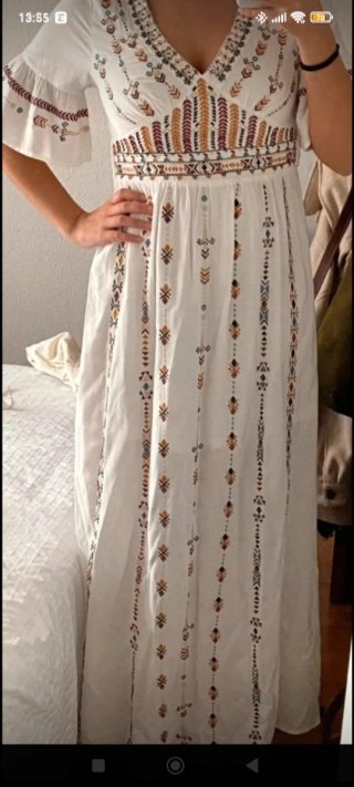 Vestido blanco con bordado multicolor