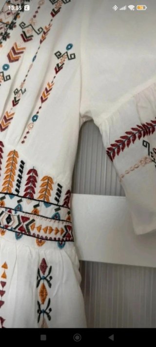 Vestido blanco con bordado multicolor