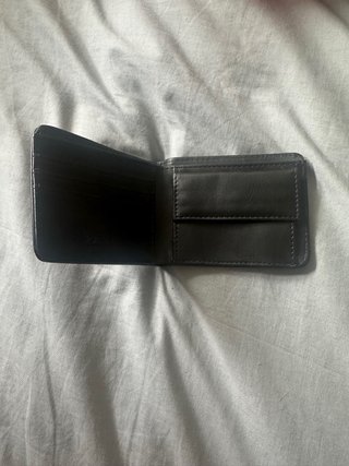 Cartera negra con diseño geométrico