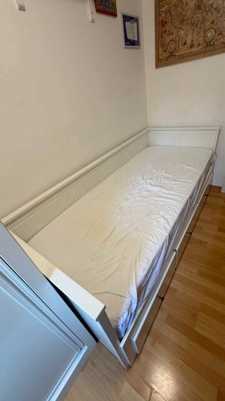 Cama individual blanca con cajones