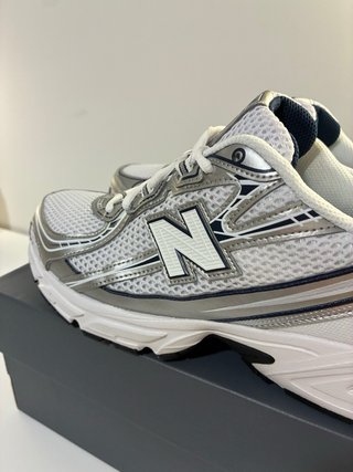 New Balance 740 Plata y Blanco