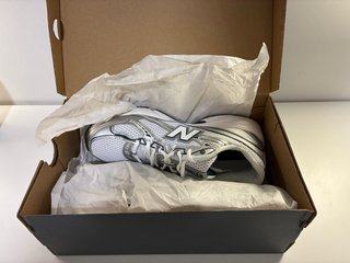 New Balance 740 Plata y Blanco