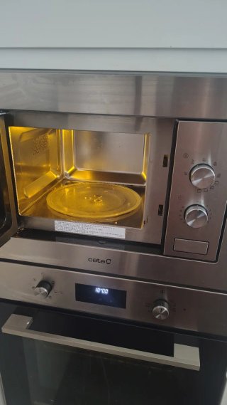 Microondas empotrable Cata - No calienta.Grill si.