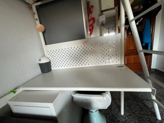 Cama alta con escritorio metálica