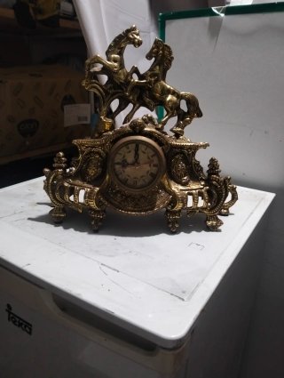 Reloj de mesa antiguo con caballos