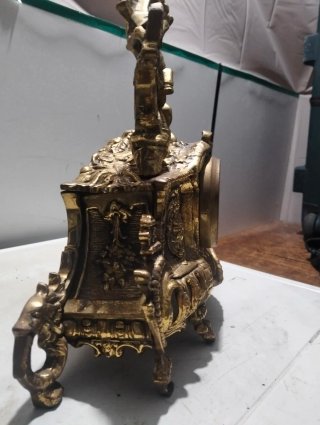 Reloj de mesa antiguo con caballos