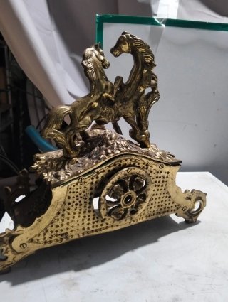 Reloj de mesa antiguo con caballos
