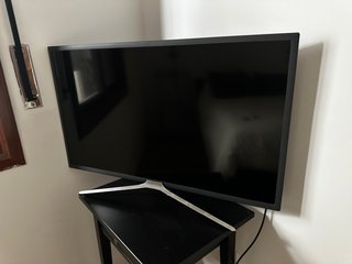 TV Samsung 35 Negra y Plateada
