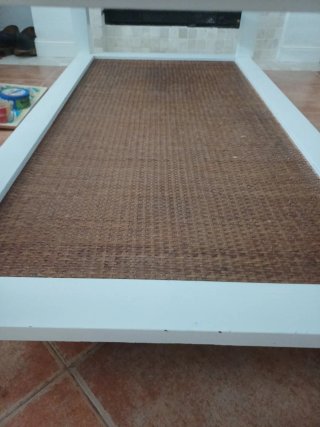 Mesa baja de salón con tapa de cristal