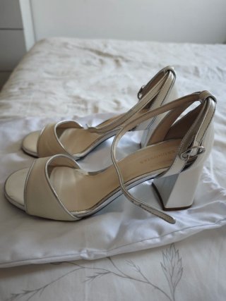 Sandalias Pronovias tacón ancho blancas y plateada