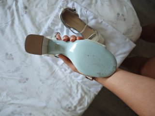 Sandalias Pronovias tacón ancho blancas y plateada