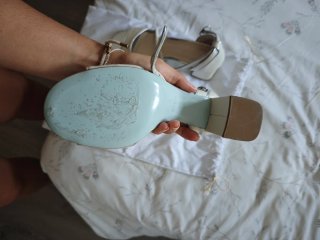 Sandalias Pronovias tacón ancho blancas y plateada
