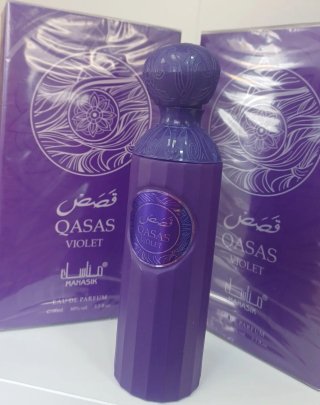 Perfume rosa con detalles plateados