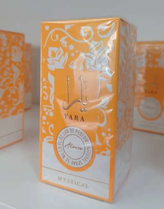 Perfume rosa con detalles plateados