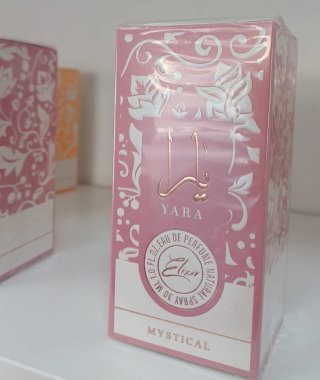 Perfume rosa con detalles plateados