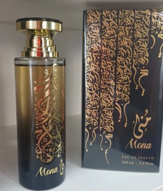 Perfume rosa con detalles plateados