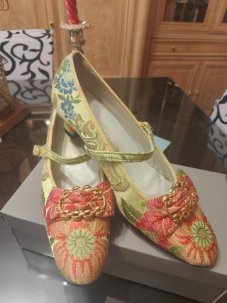 Zapatos de fallera verde manzana con cadena dorada