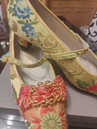 Zapatos de fallera verde manzana con cadena dorada