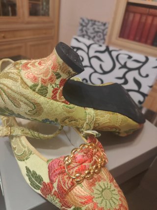 Zapatos de fallera verde manzana con cadena dorada