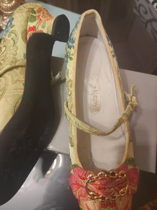 Zapatos de fallera verde manzana con cadena dorada