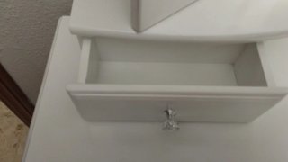 Tocador blanco con espejo y taburete