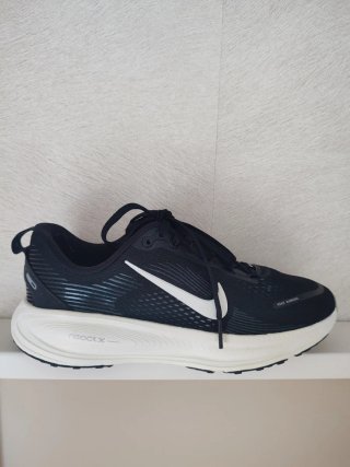 Zapatillas Nike Vomero 18 Negro/Blanco