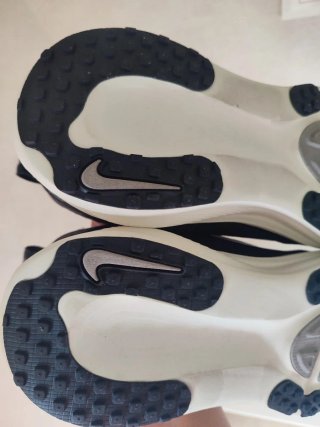 Zapatillas Nike Vomero 18 Negro/Blanco