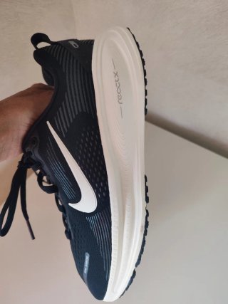 Zapatillas Nike Vomero 18 Negro/Blanco