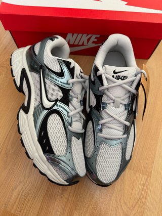 Zapatillas Nike Plata y Blanco