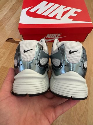 Zapatillas Nike Plata y Blanco
