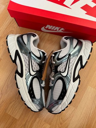 Zapatillas Nike Plata y Blanco