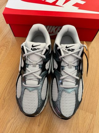 Zapatillas Nike Plata y Blanco