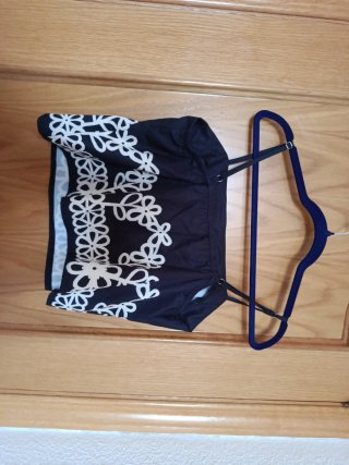 Conjunto negro con flores blancas