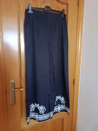 Conjunto negro con flores blancas