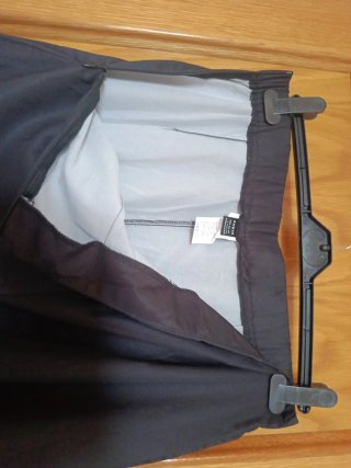 Conjunto negro con flores blancas