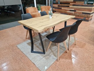 Mesa de madera y 4 sillas negras