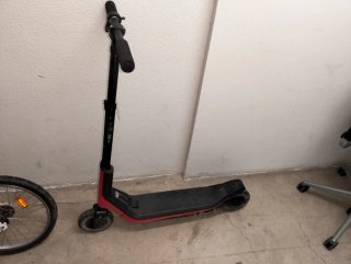 Patinete Eléctrico INFANTIL Rojo y Negro."