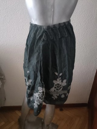 Falda midi bordada gris y verde