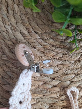 Chupetero  de crochet beig