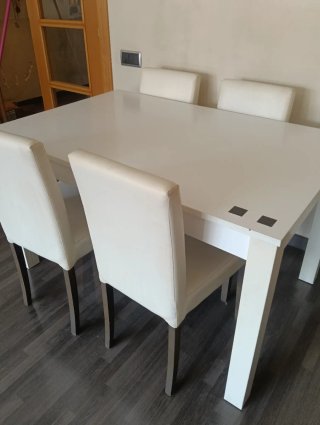 Mesa extensible y 4 sillas blancas