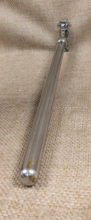 Antiguo toallero de metal plateado