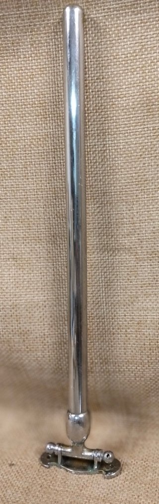 Antiguo toallero de metal plateado