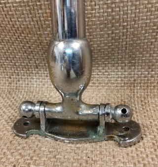Antiguo toallero de metal plateado