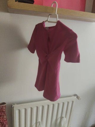 Camiseta rosa con nudo