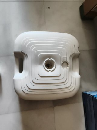 Base para sombrilla blanca