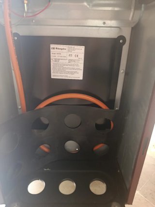 Estufa de gas negra para invierno
